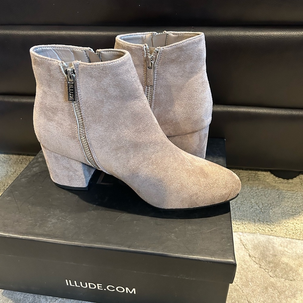 Illude Women's Taupe Suede Ankle Boots